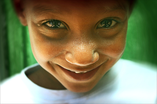 Sguardo sveglio di un bambino