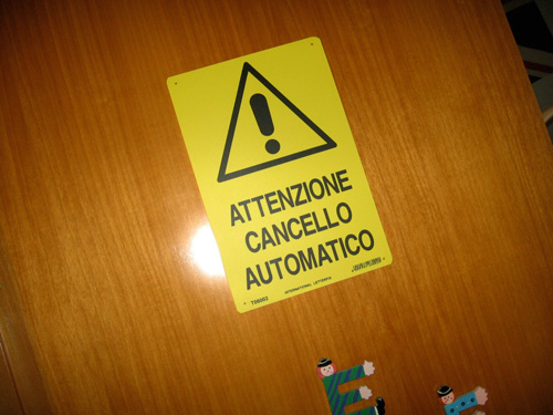 Cartello sulla mia porta: "Attenzione cancello automatico"