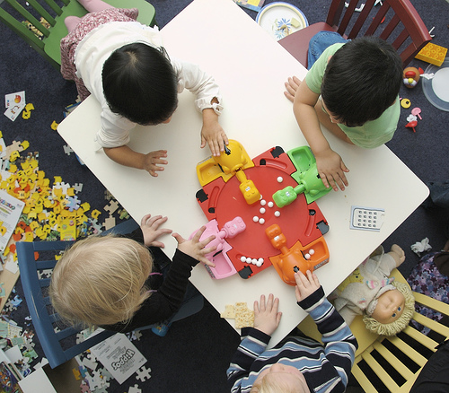 Bambini giocano con Hungry hippos