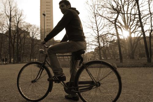 Emanuele in bicicletta a Milano