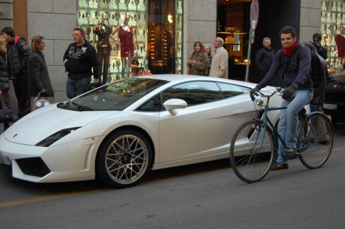 Milano - Via Monte Napoleone - Emanuele in bicicletta accanto ad una Lamborghini Gallardo