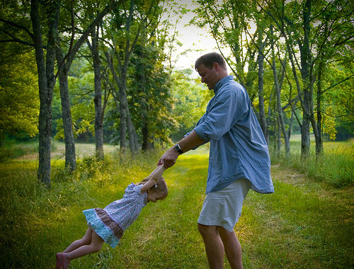 Padre e bimba giocano