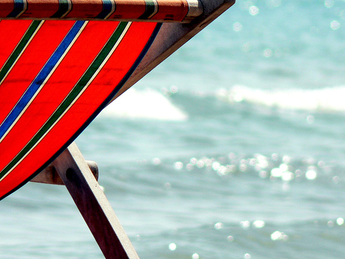 Sedia a sdraio vicino al mare
