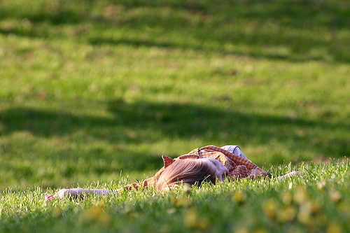 Bimba sdraiata sul prato