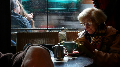 Donna anziana legge un libro