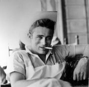 James Dean con una sigaretta in bocca