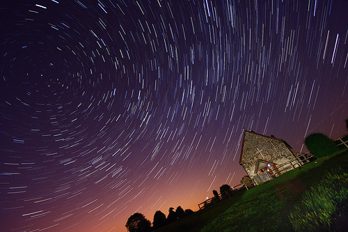 Cielo stellato su una chiesetta di campagna
