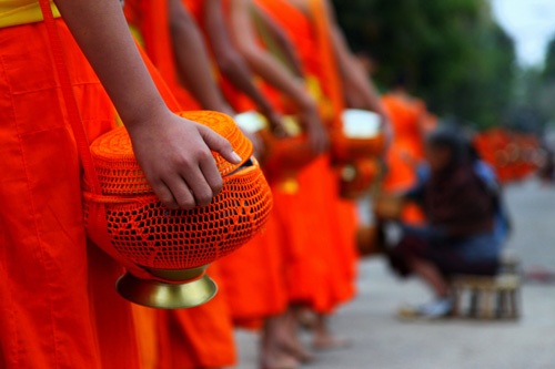 Monaci buddhisti in fila