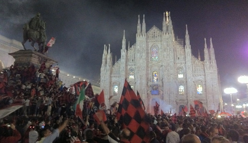 Tifosi Milan a Piazza Duomo per la vittoria dello scudetto