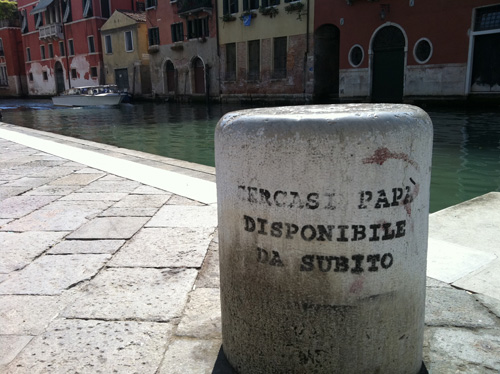 Scritta a Venezia: "Cercasi papà, disponibile da subito"
