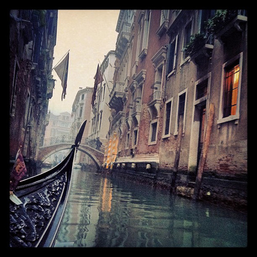 Venezia da una gondola