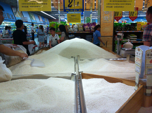 Cina - Montagna di riso al supermercato