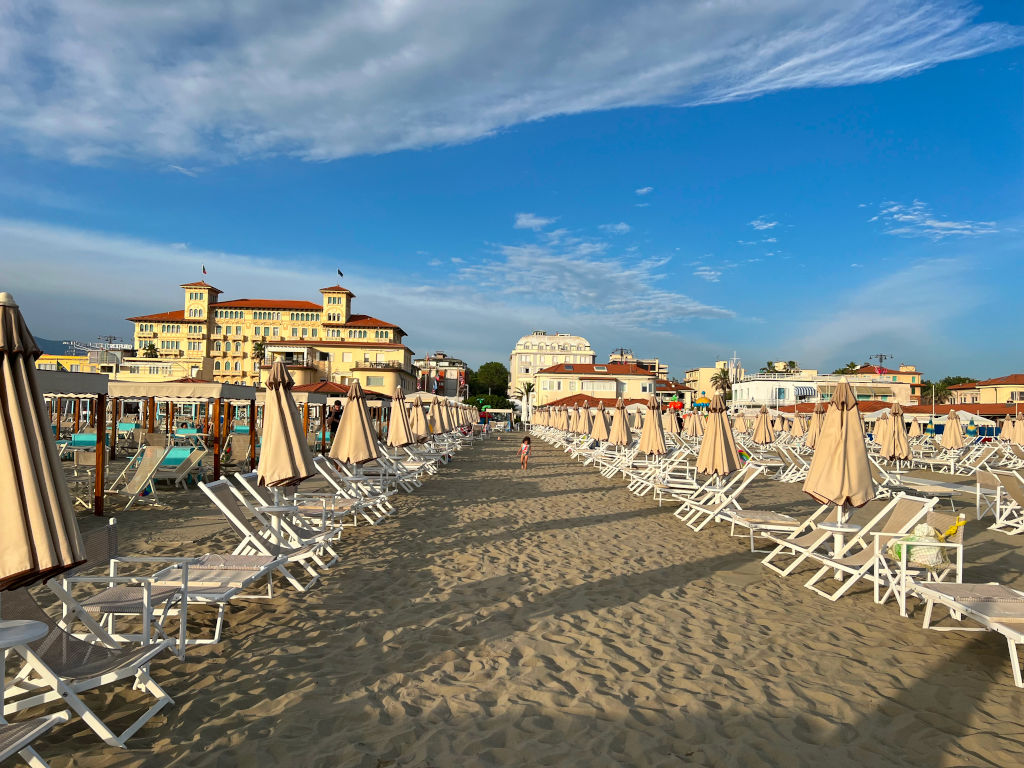 Un tratto di spiaggia di Viareggio con gli ombrelloni e le sdraio in fila