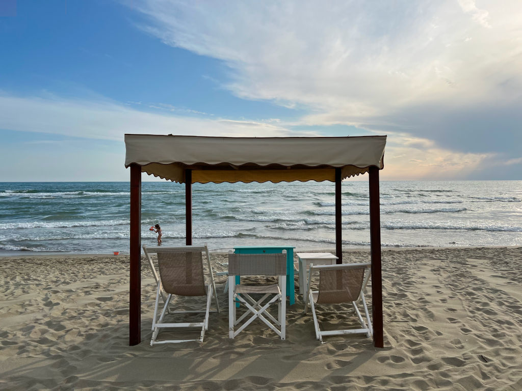 Gazebo sulla spiaggia con due sdraio ed un tavolino, il mare sullo sfondo