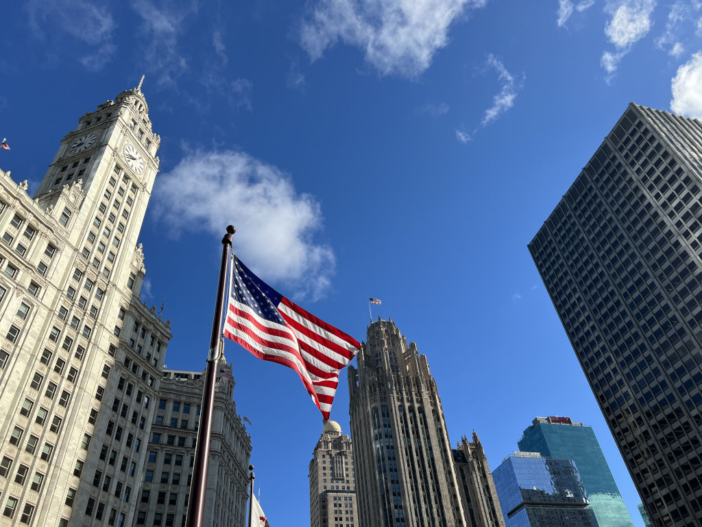 Chicago - Bandiera americana e grattacieli